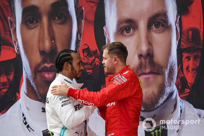 Sebastian Vettel, Ferrari, terzo, fa i complimenti a Lewis Hamilton, Mercedes AMG F1, vincitore, al Parco Chiuso