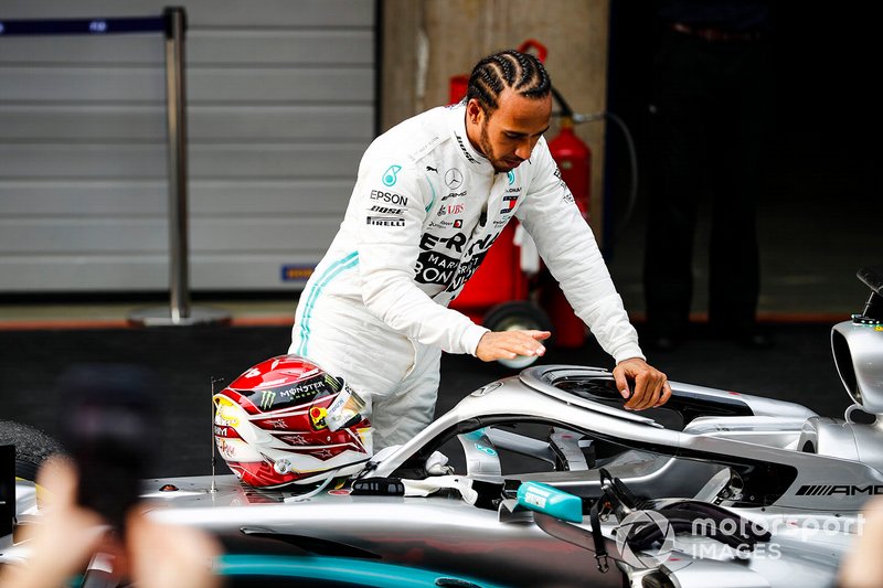 Lewis Hamilton, Mercedes AMG F1, fête sa victoire dans le Parc Fermé