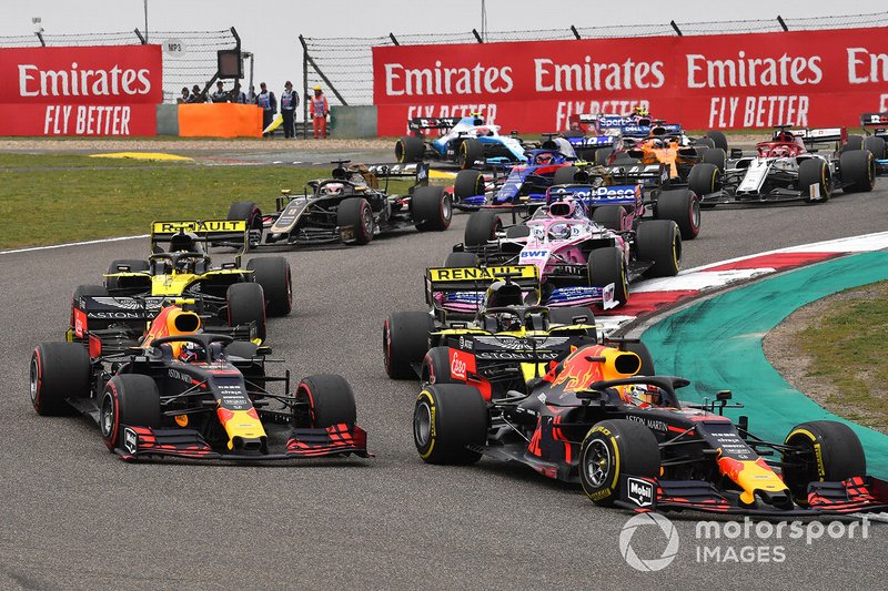 Max Verstappen, Red Bull Racing RB15, leads Pierre Gasly, Red Bull Racing RB15, Daniel Ricciardo, Renault F1 Team R.S.19, Nico Hulkenberg, Renault F1 Team R.S. 19, and the remainder of the field on the opening lap