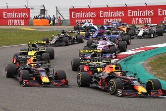 Max Verstappen, Red Bull Racing RB15, voor Pierre Gasly, Red Bull Racing RB15, Daniel Ricciardo, Renault F1 Team R.S.19, Nico Hulkenberg, Renault F1 Team R.S. 19