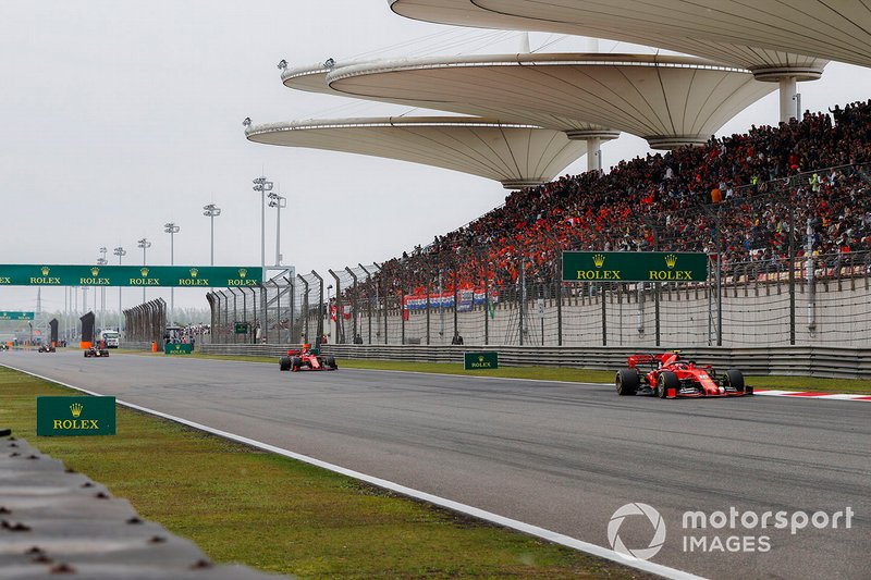 Charles Leclerc, Ferrari SF90, precede Sebastian Vettel, Ferrari SF90