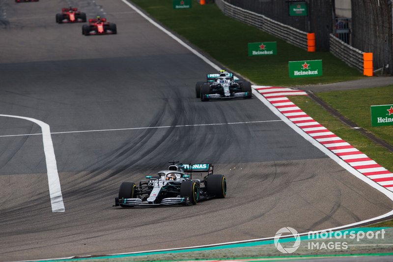 Lewis Hamilton, Mercedes AMG F1 W10 y Valtteri Bottas, Mercedes AMG W10