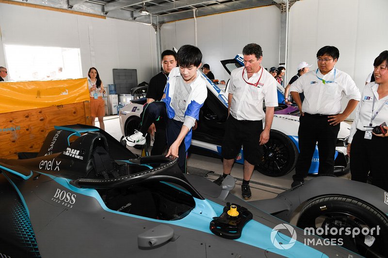 Yiyang Qianxi, singer, steps into the Gen 2 car