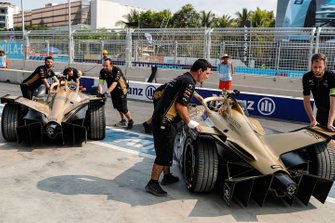 Jean-Eric Vergne, DS TECHEETAH, DS E-Tense FE19, Andre Lotterer, DS TECHEETAH, DS E-Tense FE19, sont poussés dans le garage