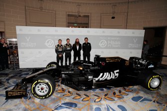Kevin Magnussen, Haas F1 Team, Presentatrice Nicki Shields, William Storey, CEO Rich Energy, Guenther Steiner, Teambaas, Haas F1 en Romain Grosjean, Haas F1 Team