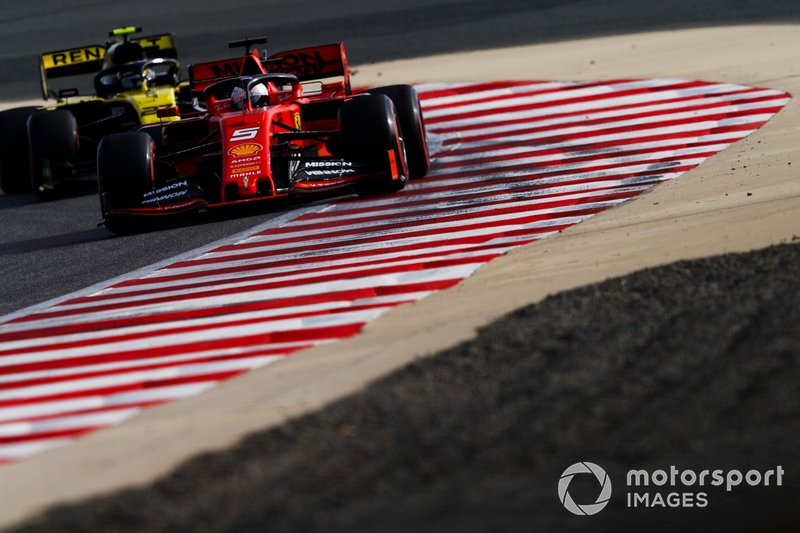 Sebastian Vettel, Ferrari SF90, precede Nico Hulkenberg, Renault R.S. 19