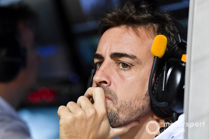 Fernando Alonso en el muro de McLaren