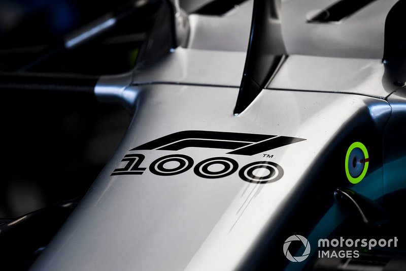 El logo de las 1.000 carreras en el Mercedes W10