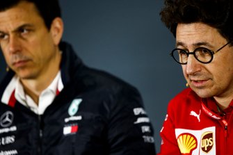 Toto Wolff, directeur exécutif, Mercedes AMG, et Mattia Binotto, directeur de Ferrari, en conférence de presse