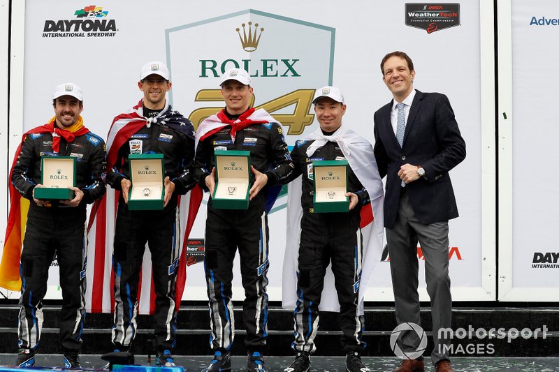 Los ganadores de las 24 Horas de Daytona 2019 #10 Wayne Taylor Racing Cadillac DPi: Renger Van Der Zande, Jordan Taylor, Fernando Alonso, Kamui Kobayashi
