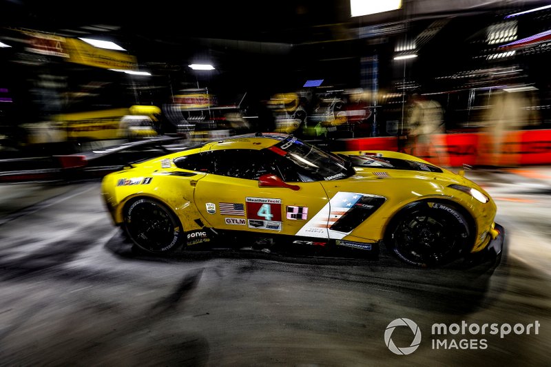 #4 Corvette Racing Corvette C7.R, GTLM: Oliver Gavin, Tommy Milner, Marcel Fassler, pit stop