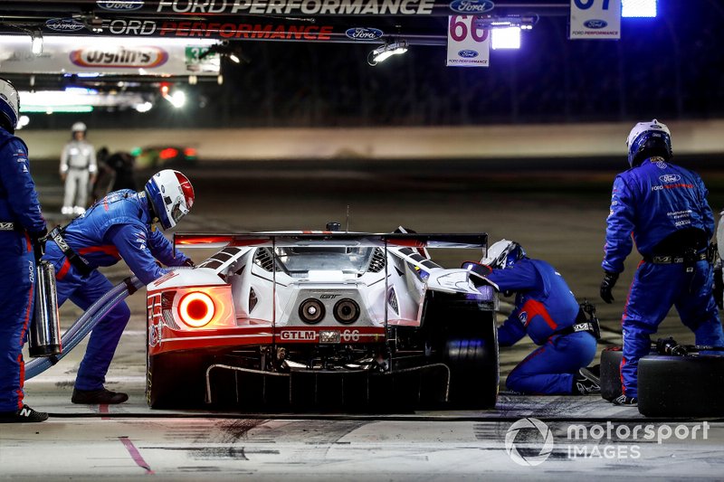 Пит-стоп: Дирк Мюллер, Джой Хенд, Себастьен Бурдэ, Chip Ganassi Racing, Ford GT (№66)