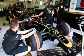 Kevin Magnussen, Haas F1 Team VF-19, dans son garage