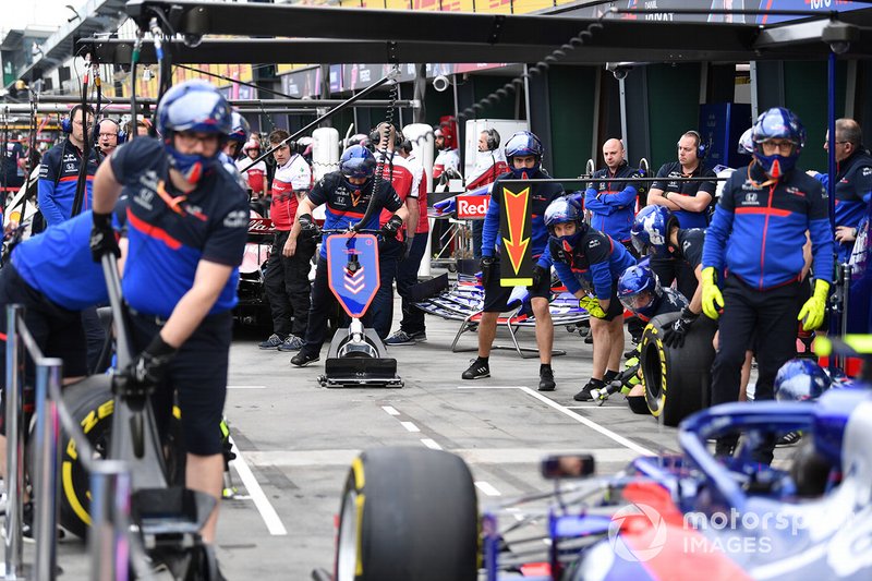 Pit stop practice with an Toro Rosso STR14