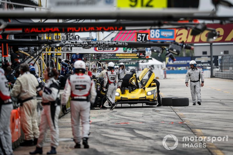 #84 JDC-Miller Motorsports Cadillac DPi, DPi: Simon Trummer, Stephen Simpson, Chris Miller, pit stop