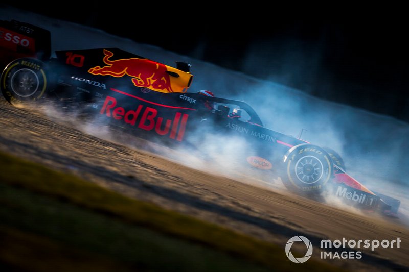 Max Verstappen, Red Bull Racing RB15, gira nella ghiaia