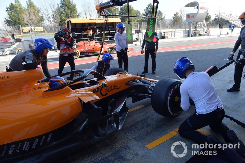 Carlos Sainz Jr., McLaren MCL34, hace un pit stop