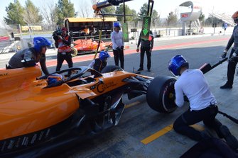 Carlos Sainz Jr., McLaren MCL34 pit stop