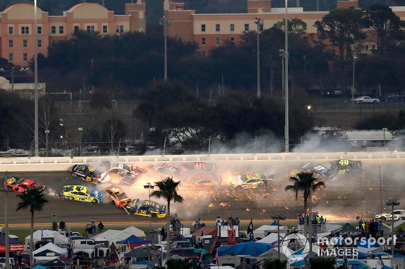 Choque, Paul Menard, Wood Brothers Racing Ford, Matt DiBenedetto, Leavine Family Toyota, Aric Almirola, Stewart-Haas Racing Ford, Ryan Blaney, Team Penske Ford