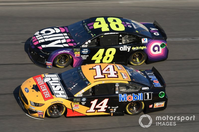Clint Bowyer, Stewart-Haas Racing, Ford Mustang Rush Truck Centers/Mobil 1, Jimmie Johnson, Hendrick Motorsports, Chevrolet Camaro Ally