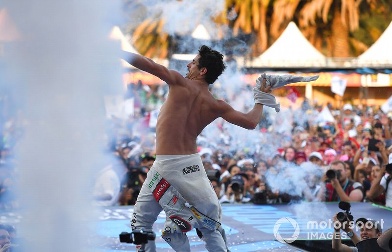 Il vincitore della gara Lucas Di Grassi, Audi Sport ABT Schaeffler, lancia la maglia al pubblico