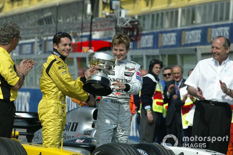 Giancarlo Fisichella, Jordan, Eddie Jordan, Team Principal Jordan, Ron Dennis, Team Principal McLaren, Kimi Raikkonen, McLaren, prendono parte al passaggio di consegna del trofeo del GP del Brasile, sulla linea di partenza