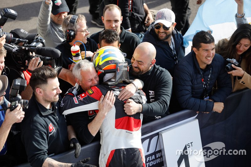 Ganador de la carrera Esteban Guerrieri, ALL-INKL.COM Münnich Motorsport Honda Civic Type R TCR in parc ferme