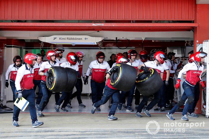 Les mécaniciens Alfa Romeo Racing se préparent pour un arrêt au stand