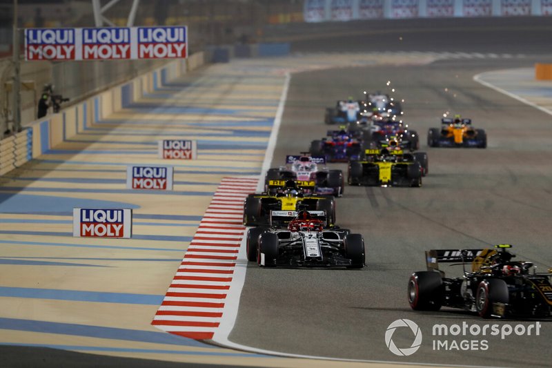 Kevin Magnussen, Haas F1 Team VF-19, Kimi Raikkonen, Alfa Romeo Racing C38, Daniel Ricciardo, Renault R.S.19