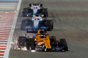 Carlos Sainz Jr., McLaren MCL34, met George Russell, Williams Racing FW42, en Robert Kubica, Williams FW42