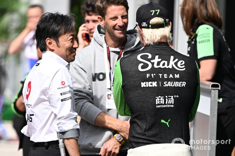 Ayao Komatsu, Team Principal, Haas F1 Team, Valtteri Bottas, Stake F1 Team KICK Sauber, with Romain Grosjean