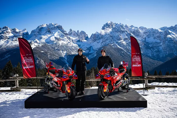 Campeones en pista con Marc Márquez y Francesco Bagnaia, equipo Ducati