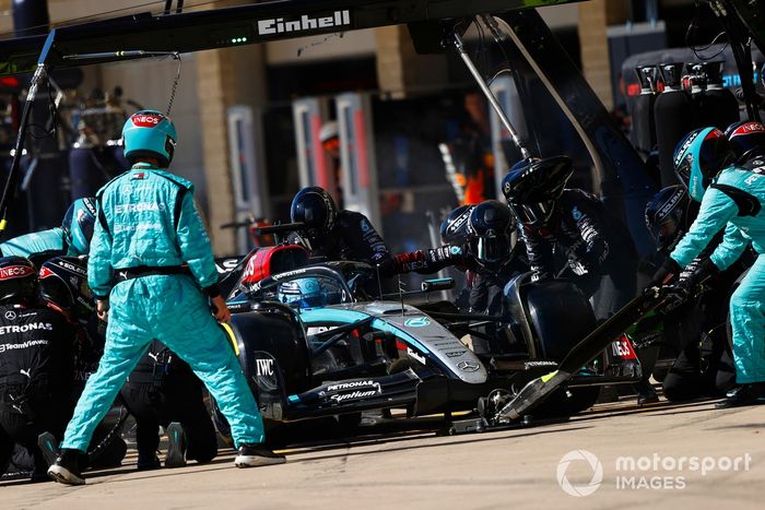 George Russell, Mercedes F1 W15, hace una parada en boxes