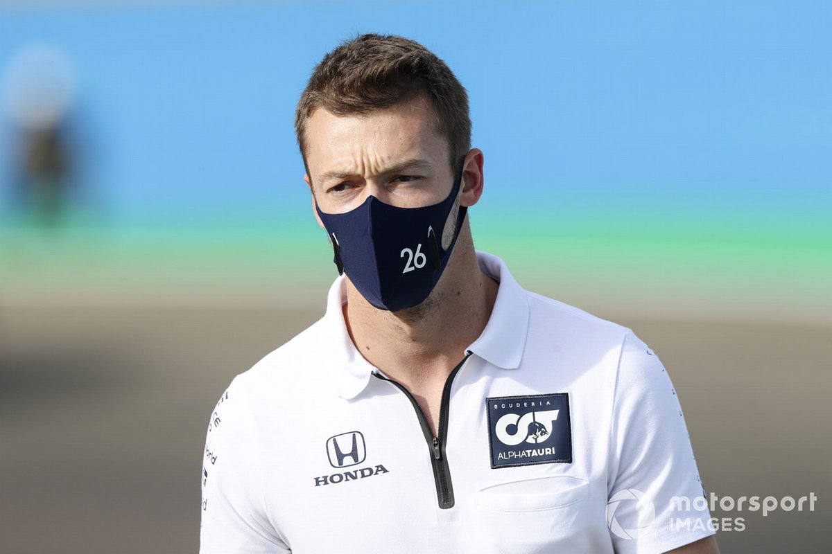 Daniil Kvyat, AlphaTauri, cammina sul circuito