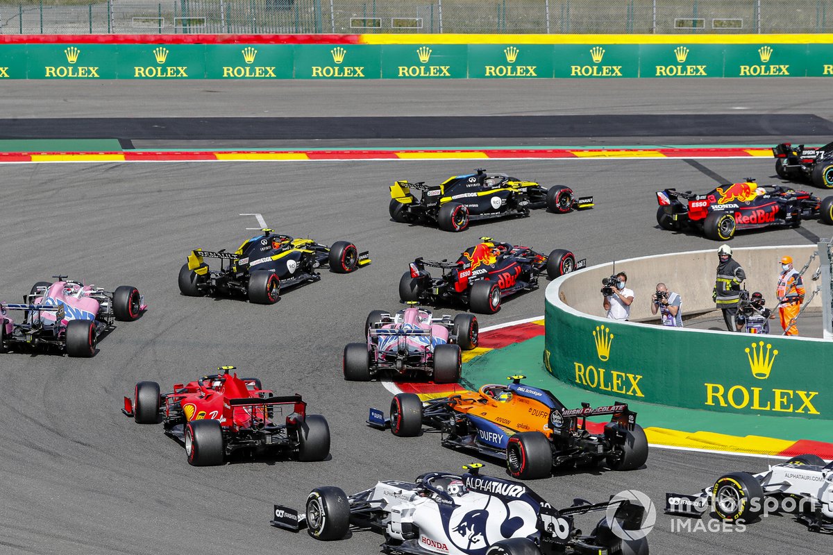 Valtteri Bottas, Mercedes F1 W11, Max Verstappen, Red Bull Racing RB16, Daniel Ricciardo, Renault F1 Team R.S.20, Alex Albon, Red Bull Racing RB16, Esteban Ocon, Renault F1 Team R.S.20, and the remainder of the field at the start