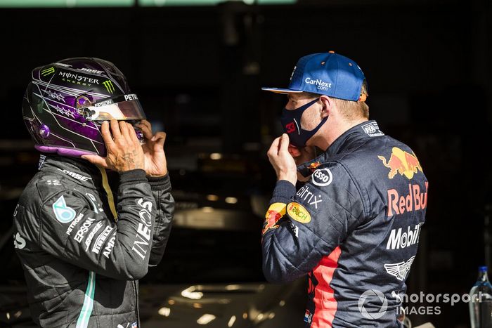 Ganador de la pole Lewis Hamilton, Mercedes-AMG F1, y Max Verstappen, Red Bull Racing