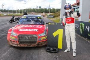 Ganador de la carrera Mattias Ekström, KYB Team JC