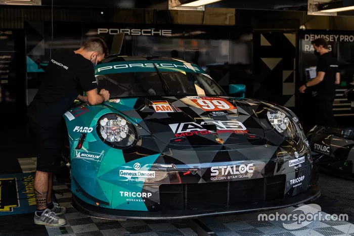#99 Dempsey-Proton Racing - Porsche 911 RSR: Vutthikorn Inthraphuvasak, Lucas Légeret, Julien Piguet