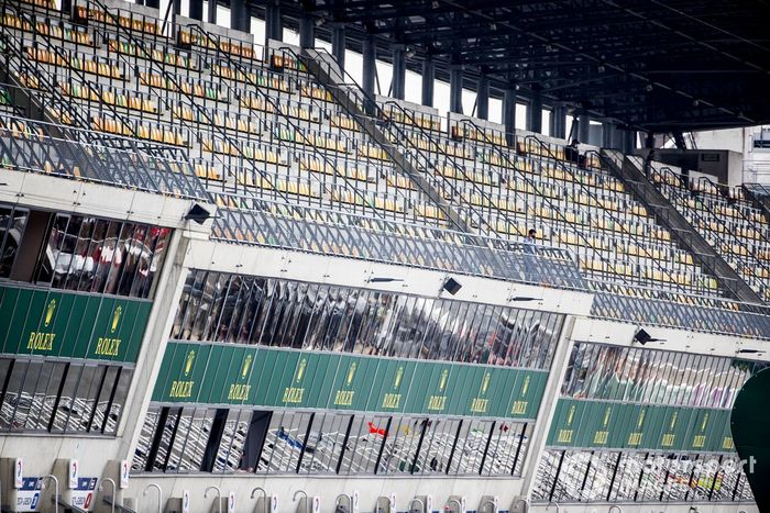 Las tribunas vacías al comienzo de la carrera 