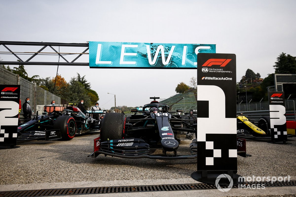 Il vincitore della gara Lewis Hamilton, Mercedes F1 W11 guida al Parc Ferme