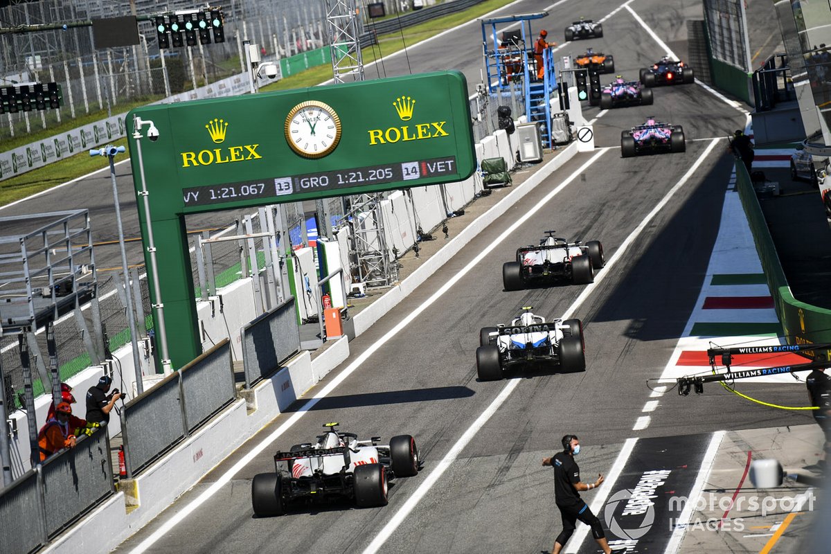 Sergio Pérez, Racing Point RP20, Romain Grosjean, Haas VF-20, Nicholas Latifi, Williams FW43, Kevin Magnussen, Haas VF-20 saliendo de pits