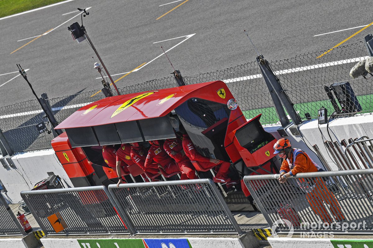El equipo de Ferrari en el muro de pits