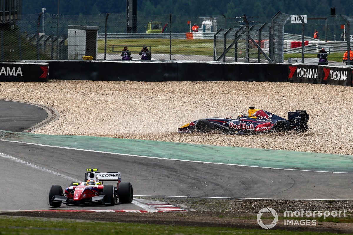 Accidente de Carlos Sainz jr., Dams, en la salida