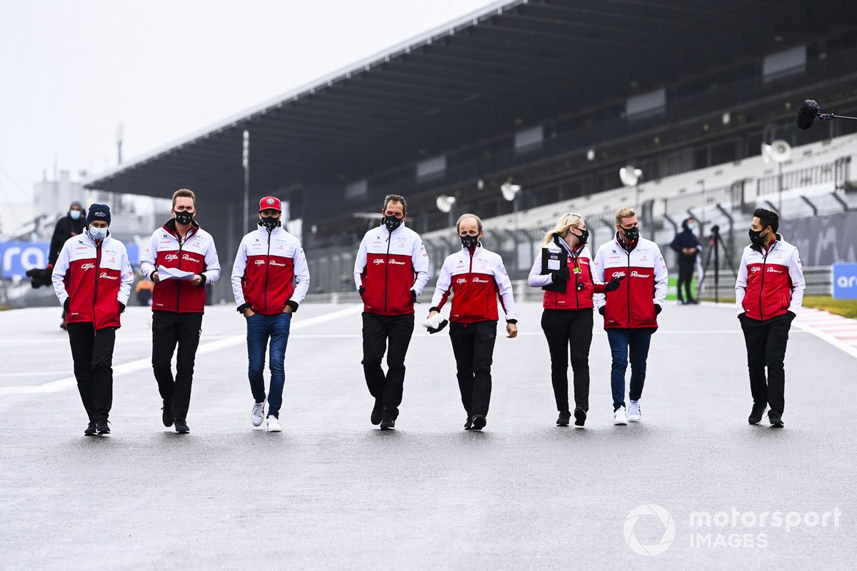 Antonio Giovinazzi, Alfa Romeo y Mick Schumacher, Alfa Romeo, recorren la pista