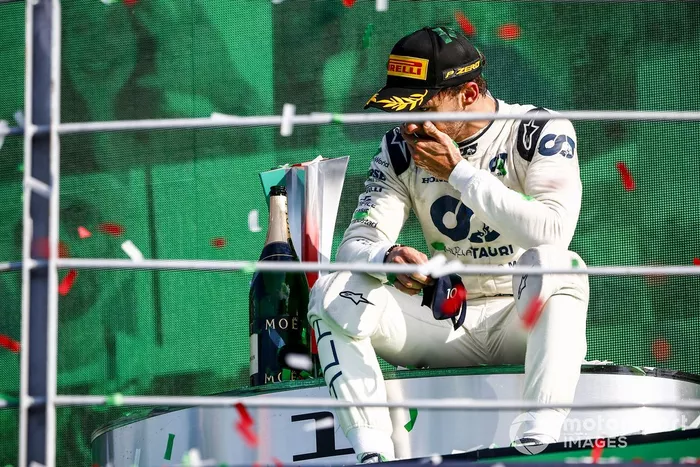 Podio: ganador Pierre Gasly, AlphaTauri celebra