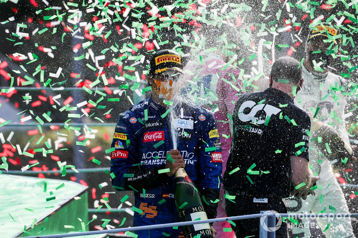Podio: segundo lugar Carlos Sainz Jr., McLaren