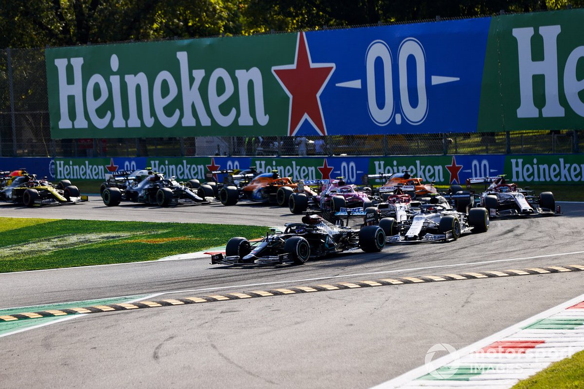 Lewis Hamilton, Mercedes F1 W11, Pierre Gasly, AlphaTauri AT01, Kimi Raikkonen, Alfa Romeo Racing C39, Antonio Giovinazzi, Alfa Romeo Racing C39, Carlos Sainz Jr., McLaren MCL35 e il resto delle auto alla ripartenza