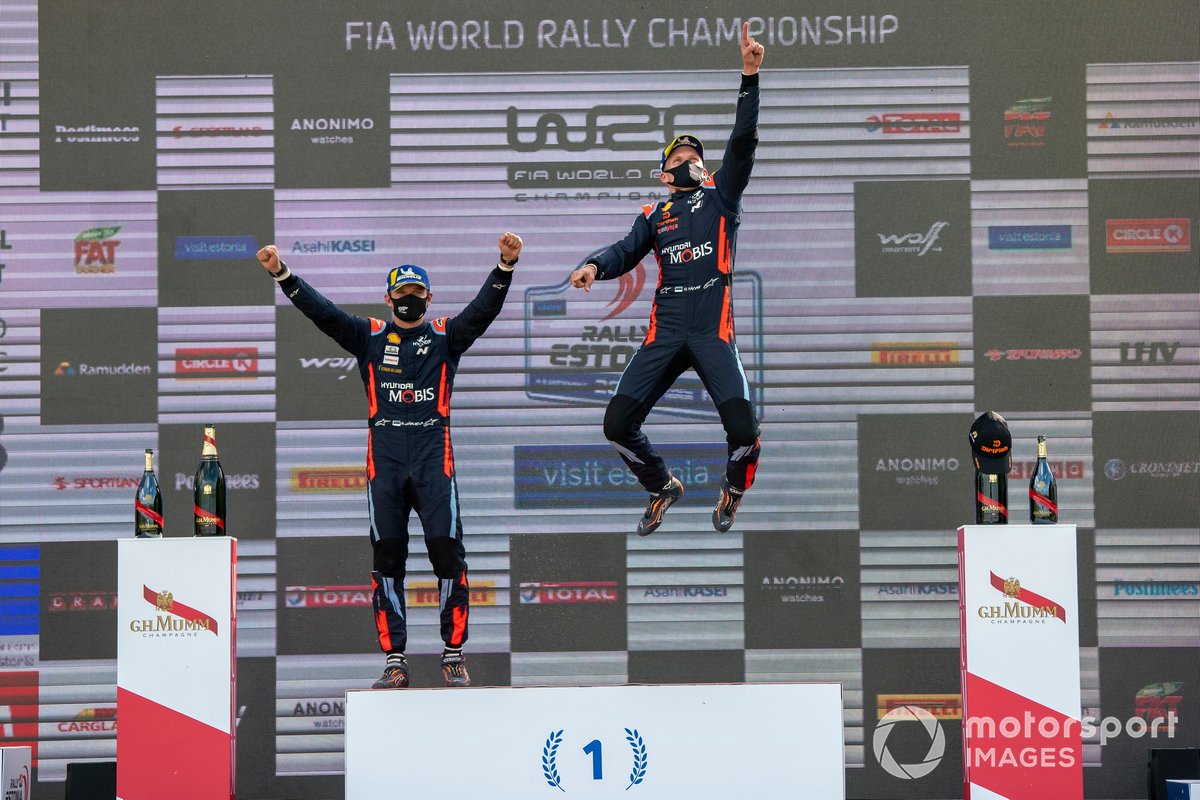 Podium: Race winner Ott Tänak, Martin Järveoja, Hyundai Motorsport Hyundai i20 Coupe WRC