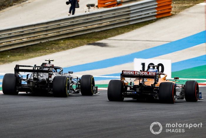 Valtteri Bottas, Mercedes F1 W11, Carlos Sainz Jr., McLaren MCL35