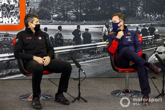 Guenther Steiner, director del equipo, Haas F1 y Christian Horner, director del equipo, Red Bull Racing en la conferencia de prensa